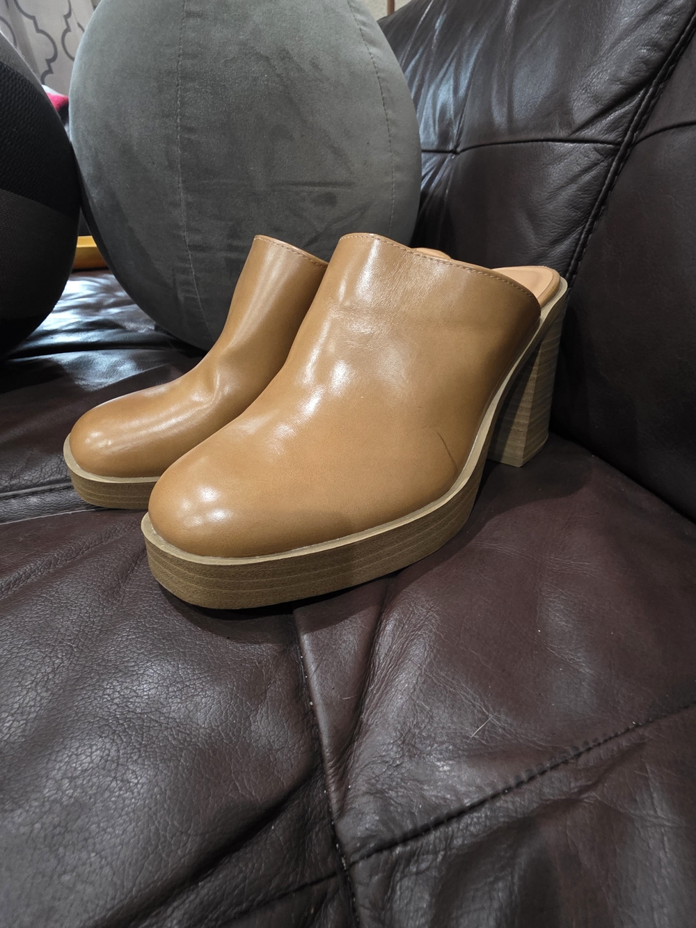 Universal Thread Tan Platform Mule Clogs